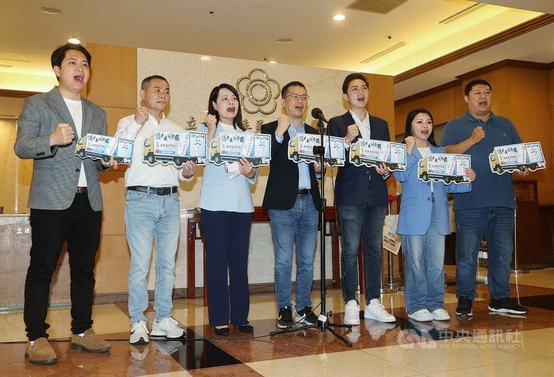 國民黨立委羅智強(中)、丁學忠(左2)、許宇甄(左3)、張嘉郡(右2)、游顥(右1)、廖偉翔(右3)、羅廷瑋(左1)等1日在立法院舉行記者會,羅智強宣布利用賣書所得,成立「護民主、反惡罷台灣戰車隊」,支援國民黨區域立委反惡罷,現場率眾人高呼口號。中央社記者郭日曉攝 114年5月1日