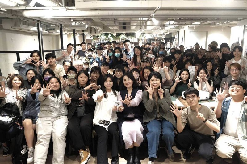 民進黨青年部1日表示,立委吳思瑤(右4)、吳沛憶(右5),日前受邀以「台北地方政治文化力扎根」為題,與青年互動分享。(民進黨提供)中央社記者葉素萍傳真 114年5月1日