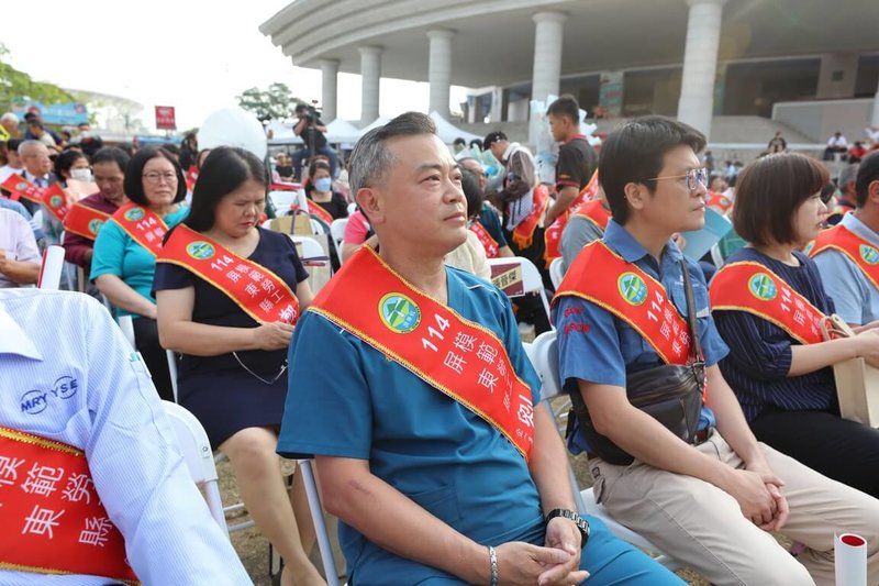 恆春基督教醫院放射科主任劉興周(前排左)因認同院內老醫師奉獻偏鄉精神,投入服務國境之南行列,至今近20年,獲頒模範勞工。(恆春基督教醫院提供)中央社記者黃郁菁傳真 114年5月1日