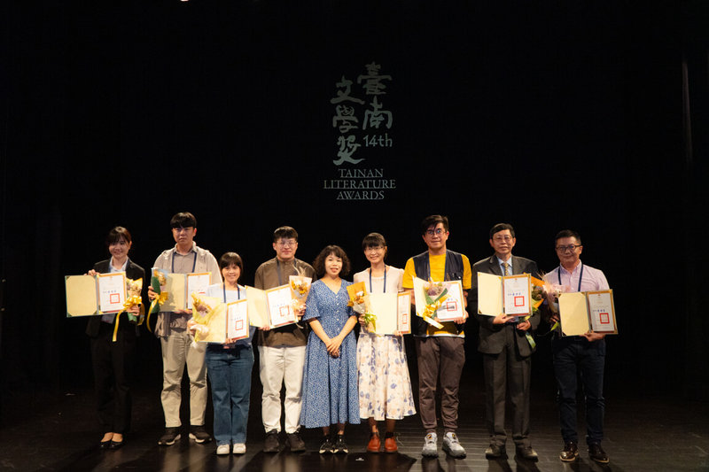 2025第15屆台南文學獎、第5屆葉石濤短篇小說文學獎自即日起開始徵件至7月31日止,盼鼓勵不同世代的創作者以文字述說土地的故事。圖為第14屆台南文學獎頒獎情形。(台南市政府提供)中央社記者張榮祥台南傳真 114年5月1日