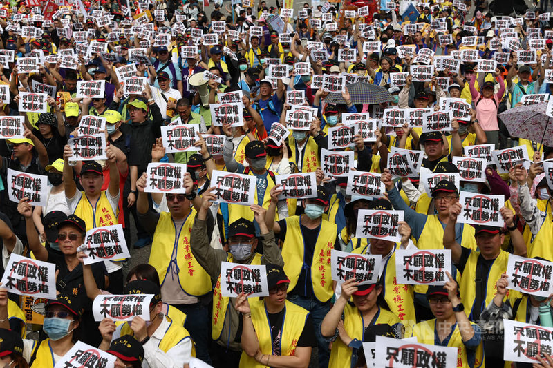 2025五一勞工大遊行1日正式登場,多個工會團體集結在總統府前凱道高喊口號,提出反霸凌、降工時等7大訴求,怒批政府「只顧政權、不顧勞權」。中央社記者王騰毅攝 114年5月1日