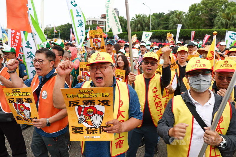 2025五一勞工大遊行1日下午在凱達格蘭大道集結出發,來自各地的勞團工會成員響應參與,手持活動海報一同高喊口號,期望政府持續改善國內整體勞動環境。中央社記者王騰毅攝 114年5月1日