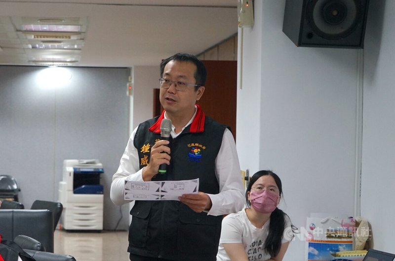 全國罷免二階連署陸續進入尾聲,花蓮縣議會1日邀集13鄉鎮市戶政事務所主任召開罷免連署查對作業流程專案會議,各戶所主任輪流簡報。圖為花蓮市戶政事務所主任鍾威霆(前左)報告查對流程。中央社記者張祈攝 114年5月1日