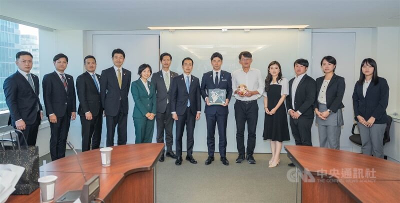 民眾黨主席黃國昌1日偕國際部、青年部及政策會,接待日本自民黨青年局訪問團。圖為雙方合影。(台灣民眾黨臉書)中央社記者郭建伸傳真 114年5月1日