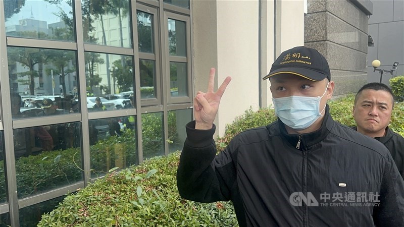 台中賴姓男高三生案,夏姓父子涉殺人案,台中高分檢發回續查。台中地檢署檢察官會同法醫,審視相關資料、重返現場勘查,偵查終結認為2人嫌疑不足,不起訴。圖為夏姓男子(前)。(中央社檔案照片)
