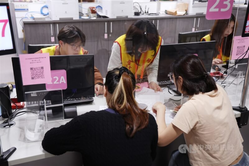 綜所稅申報1日正式開跑,財政部台北國稅局信義分局首日就有不少民眾在工作人員協助下完成報稅事項。中央社記者張新偉攝 114年5月1日