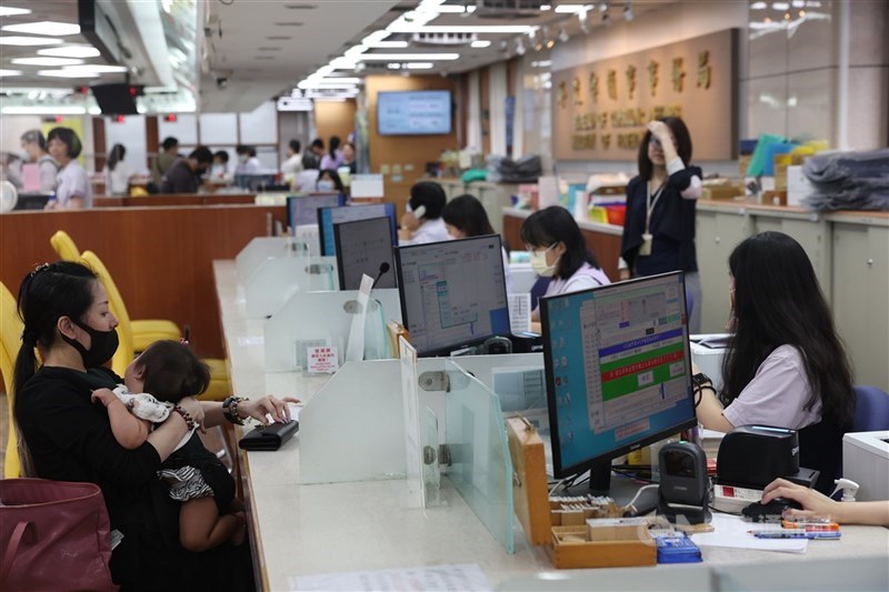 中國外交部讚賞索馬利亞4月30日起禁止台灣護照入境或過境。外交部5月1日表示,中方發言顯示索國受中國惡意唆使。圖為民眾到外交部領事事務局申換護照情形。(中央社檔案照片)