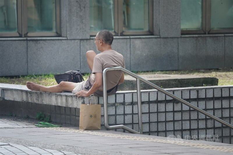圖為在台北車站外休息的民眾。(中央社檔案照片)