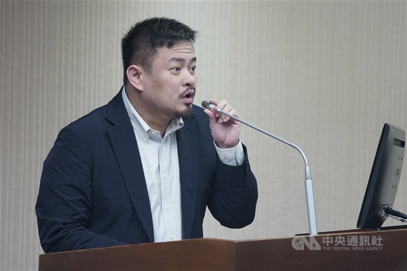 勞動部將去年訂為營造墜落打擊年,立委今天披露,去年83人墜落死亡,其中71人未接受教育訓練,勞動部長洪申翰說,會加強要求雇主負責,也正思考提高誘因讓勞工願參訓。(中央社檔案照片)