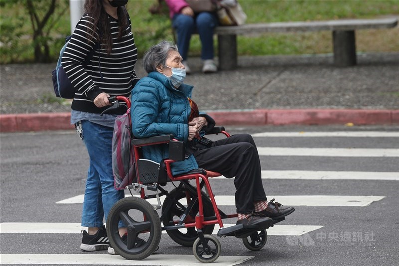 聘僱外籍看護照顧老人頗普遍,但是台北市勞動局說, 被照顧者身故後,雇主不能直接延用照顧其他人,卻接 獲勞動部通知調查的案件頗多並受罰,提醒雇主留意。 (中央社檔案照片)