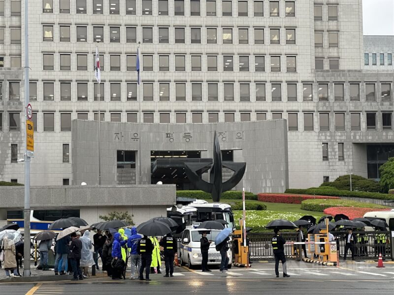 韓國最高法院1日就共同民主黨總統候選人李在明涉違反公職選舉法一案宣判,民眾守候在法院門前等待結果。中央社記者廖禹揚首爾攝 114年5月1日