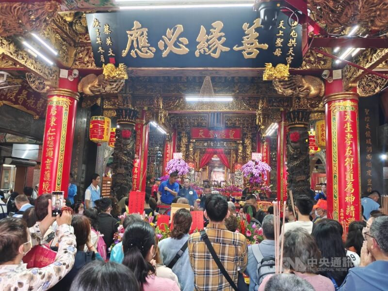苗栗縣白沙屯媽祖擁有眾多信徒,每年徒步往雲林北港的進香活動吸引數萬人參與。圖為白沙屯拱天宮參拜信眾。(中央社檔案照片)