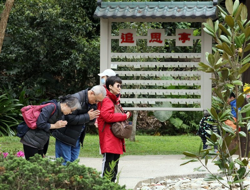 圖為公墓樹葬區。(中央社檔案照片)