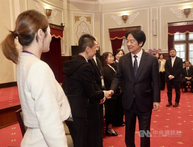 總統賴清德（前右）4月29日在總統府接見114年全國模範勞工、全國模範移工及其眷屬，對每一位辛苦的勞工朋友表達最崇高的敬意與感謝。（中央社檔案照片）