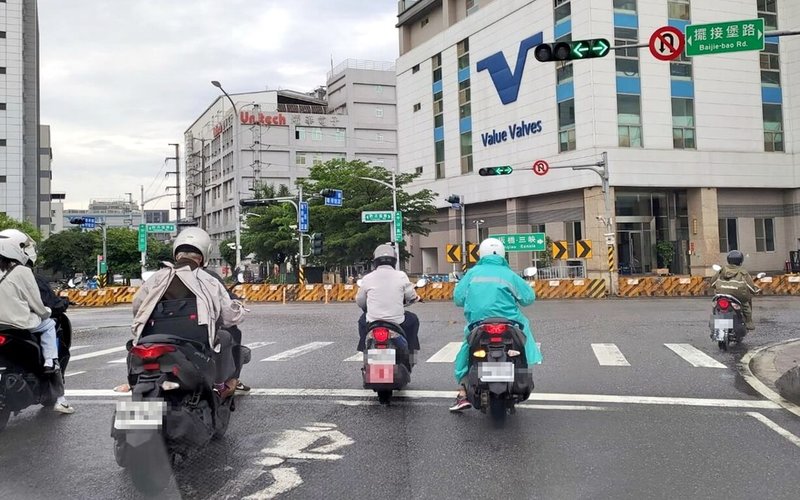 新北市柑城橋無法直通土城產業園區，道路有紐澤西護欄阻隔（圖）。市議員認為，民眾需繞道進入園區，影響周邊安寧與產生空污。經濟部產業園區管理局1日表示，園區道路狹窄，若打通恐將大塞車。（蘇泓欽提供）中央社記者黃旭昇新北傳真  114年5月1日