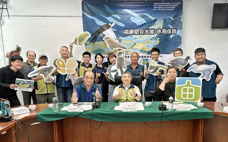 林業保育署花蓮分署以玉里鎮三民養殖區內1處閒置養殖池為基地,5月1日由林業保育署花蓮分署長黃群策(前左2)、玉里鎮長龔文俊(前左1),以及牛犁社區交流協會組長黃健豪(前右1),三方簽署「國土生態綠網之三民養殖區水雉棲地營造經營合作備忘錄」。(林業保育署花蓮分署提供)中央社記者李先鳳傳真 114年5月1日