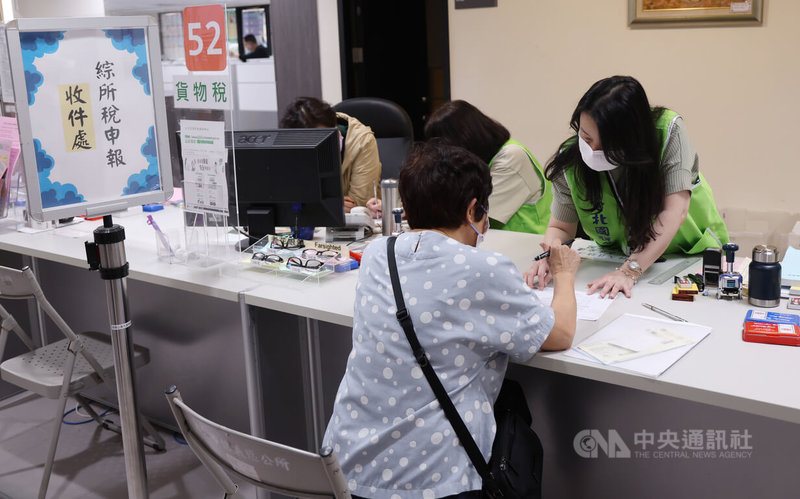 綜所稅申報1日開跑,2025年全台有680萬申報戶將繳納年度綜合所得稅,首日不少人前往國稅局各地分局報稅,財政部台北國稅局信義分局也有民眾前往繳交相關資料。中央社記者張新偉攝 114年5月1日
