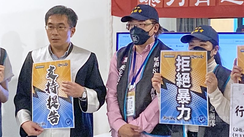新北市「雙和罷免團隊」成員Kevin(左2)1日下午與律師王誠之(左)等人在板橋區舉行記者會,指出近日民眾鬧事頻率增加,為維護罷團志工安全,已前往新北地檢署按鈴申告,嚴正譴責暴力與騷擾行為。中央社記者黃旭昇新北市攝 114年5月1日