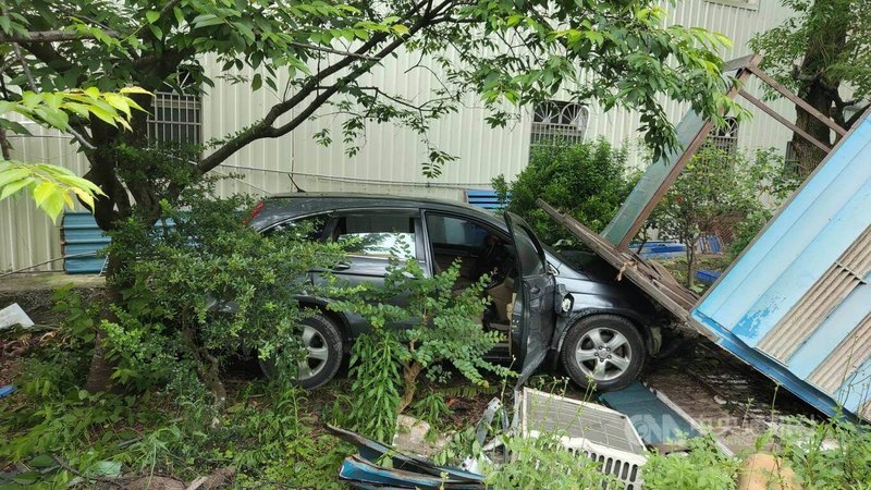 桃園市八德區一輛汽車1日不明原因跨越行車分向線、撞上2輛機車,造成其中一名機車騎士死亡,隨後汽車衝進路邊草叢內,車內僅剩一名越籍男子,已被帶至移民署確認真實身分,車內其他人員行蹤持續追查中。(翻攝照片)中央社記者葉臻傳真 114年5月1日