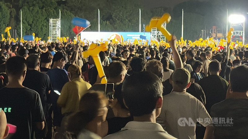 新加坡大選投票將在5月3日進行,2日是禁止競選活動的冷靜日,反對黨之一的工人黨1日晚間舉行造勢活動。中央社記者吳昇鴻新加坡攝 114年5月1日