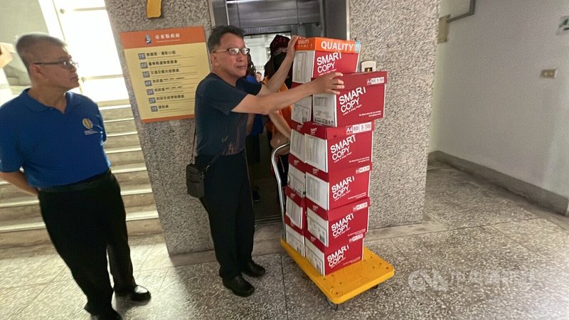 罷免中國國民黨籍立法委員黃建賓團隊「挫賓行動」1日上午到台東縣選舉委員會辦公室,送交第2階段連署書。中央社記者盧太城台東攝 114年5月1日