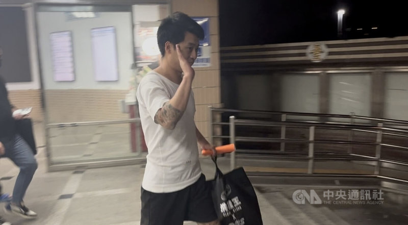 藝人王大陸涉因女友遭詐騙,透過四海幫海鷹堂主陳姓男子(中)查個資討債。案經新北地檢署偵結起訴,法官1日裁定陳男以新台幣100萬元交保,限制出境、出海。圖為陳男辦理交保手續後步出法院。中央社記者趙敏雅攝 114年5月1日