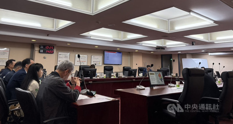 台北市議會教育委員會1日召開台北市立圖書館新總館與台北音樂廳新建工程專案報告,包含文化局、教育局等單位列席備詢。中央社記者劉建邦攝 114年5月1日