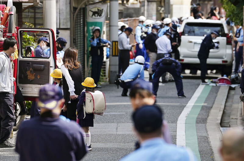 日本大阪市西成區一所小學附近7日下午發生汽車衝撞事故,調查人員抵達現場。(共同社)