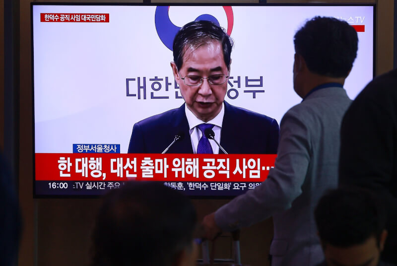 韓國代理總統韓悳洙1日下午發表談話,正式宣布辭去國務總理一職。(韓聯社)