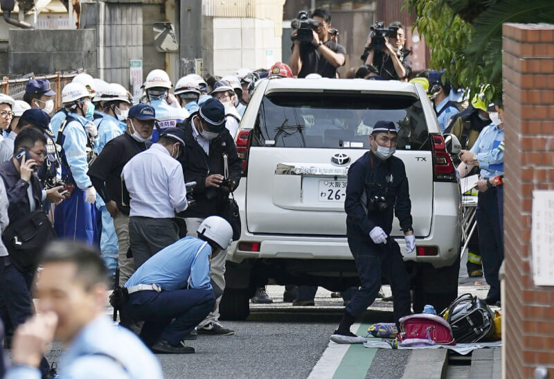 日本大阪市立千本小學附近1日下午發生汽車衝撞學童事故，造成7名小學生受傷，警方在案發現場進行調查。（共同社）
