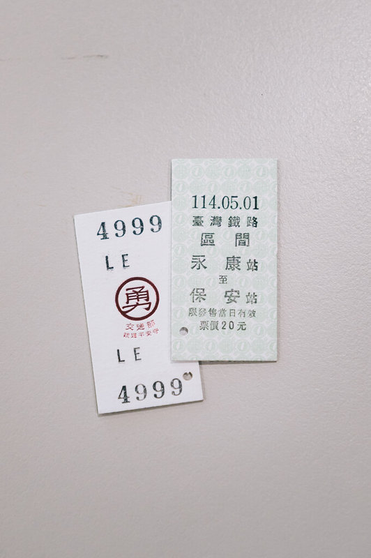 交通部與台鐵攜手合作,在拱天宮的支持與各單位促成下,特別製作5000份限量版「永保安康車票」疏運平安守及宣導品,1日下午3時起於台鐵白沙屯站外發放給民眾。(交通部提供)中央社記者余曉涵傳真 114年5月1日