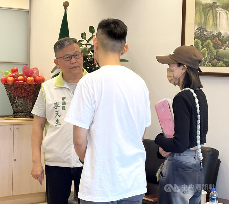 台中有家長日前向民進黨市議員李天生(左)陳情,孩子在學校受到另名學生的霸凌,校方的調查結果卻不成立。中央社記者趙麗妍攝 114年5月1日