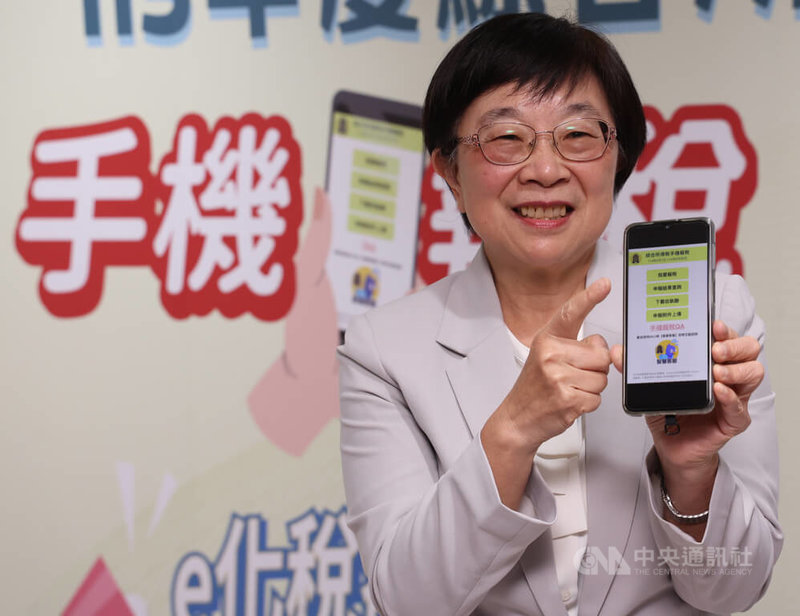 報稅季到來,財政部次長李慶華1日前往視察113年度綜合所得稅結算首日申報情形,並宣導手機報稅,提醒民眾透過手機完成報稅者,即可獲得抽獎機會,歡迎多加利用。中央社記者張新偉攝 114年5月1日