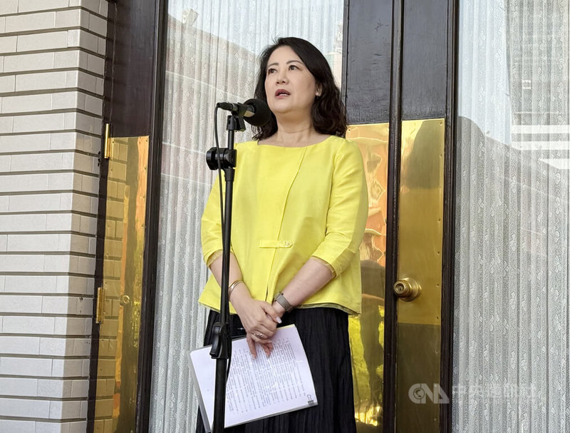 針對國民黨台中市黨部遭搜索引發各界關注,民進黨立法院黨團幹事長吳思瑤2日在立法院受訪表示,不論藍綠,只要涉及不法情事,該辦就辦。中央社記者王揚宇攝 114年5月2日