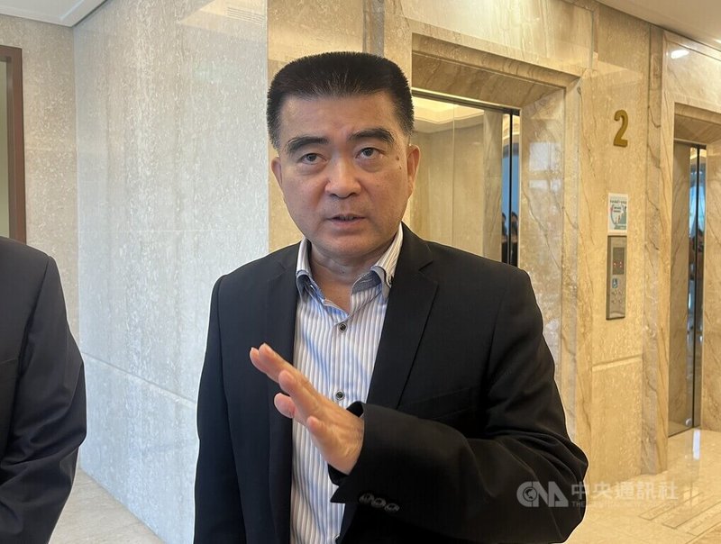 大陸委員會、海峽交流基金會2日舉辦母親節陸配關懷活動,移民署代理署長林宏恩前往與會,他在會後受訪,說明移民署要求在台定居的原陸籍人士補件「喪失原籍證明」等業務推動狀況。中央社記者李雅雯攝 114年5月2日