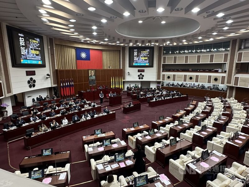 台北市議會2日召開民政部門質詢,有議員擔憂,因涉案被起訴的藝人王大陸擔任社會局替代役,但他協助科室的業務包含處理兒虐、關懷未成年子女等機密案件,恐接觸公文。社會局回應,機密公文皆以彌封處理,遞送過程並無密件公文洩漏疑慮,且公文登記皆由各科室書記處理。中央社記者劉建邦攝 114年5月2日