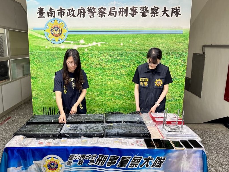 台南市警察局2日宣布破獲雲林縣詐欺話務轉接機房,分別在雲林、嘉義逮捕王姓、蕭姓2名男子送辦。(台南市警察局提供)中央社記者張榮祥台南傳真 114年5月2日