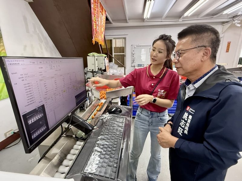 高雄市農業局將AI技術導入「智慧分級」系統,提升選果效率與精準度;高雄市農業局長姚志旺(右)也親自前往農場了解設備開發情形。(高雄市農業局提供)中央社記者林巧璉傳真 114年5月2日