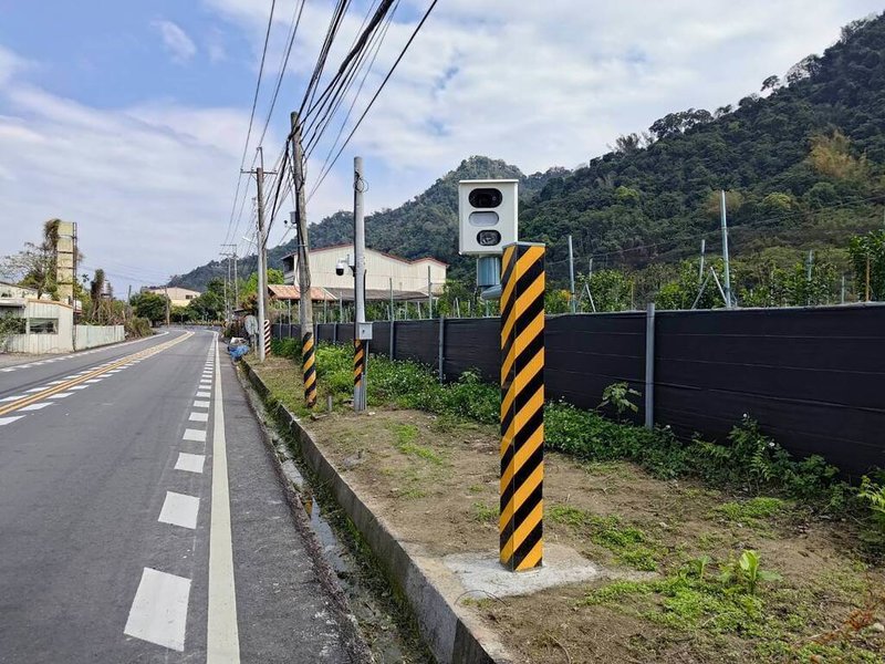 省道台3丙線連接南投縣竹山鎮與集集鎮,也是竹山紫南宮聯外道路之一,由於車輛行經此路段易超速,警方在台3丙線4.7公里處設置固定式測速照相桿,目前為宣導期,7月1日起正式執法。(警方提供)中央社記者蕭博陽南投縣傳真 114年5月2日