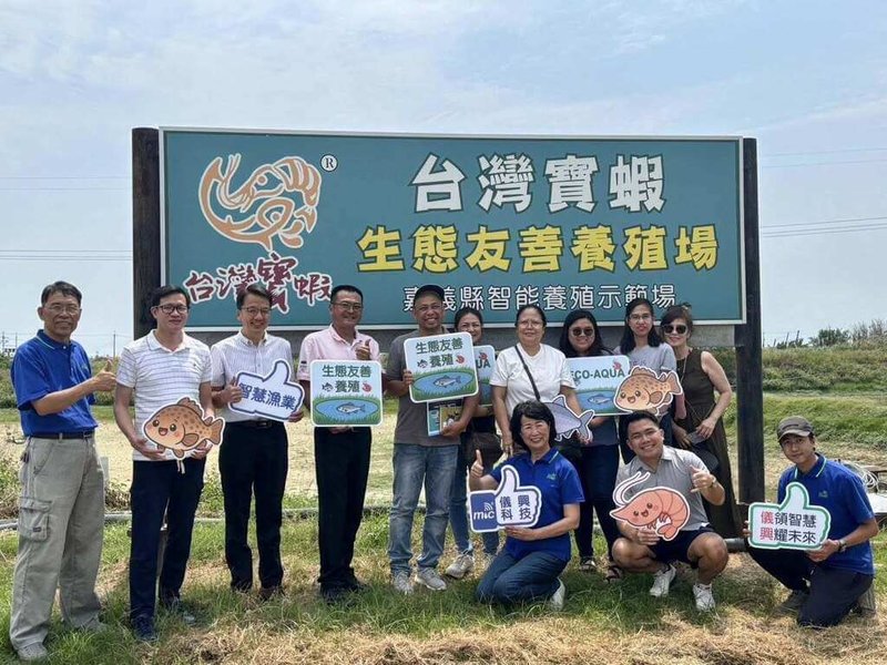 菲律賓農業部官員、大學教授、養殖協會等人1日前往嘉義縣參訪智慧漁業示範漁場「台灣寶蝦養殖場」,深化彼此交流。圖左3為嘉義縣農業處漁業科長張建成。(張建成提供)中央社記者蔡智明傳真 114年5月2日