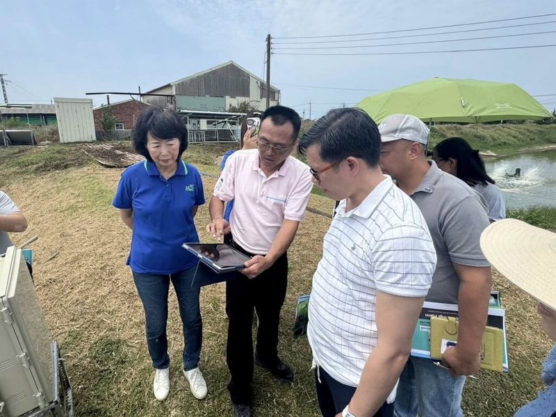 嘉義縣推動智慧養殖設備補助,至今已逾250名漁民導入,並設置5處智慧漁業標竿示範場域,菲律賓農業部官員與業者1日參訪,台灣寶蝦養殖場執行長陳泓碩(左2)示範以平板電腦操控智慧養殖設備。(張建成提供)中央社記者蔡智明傳真 114年5月2日