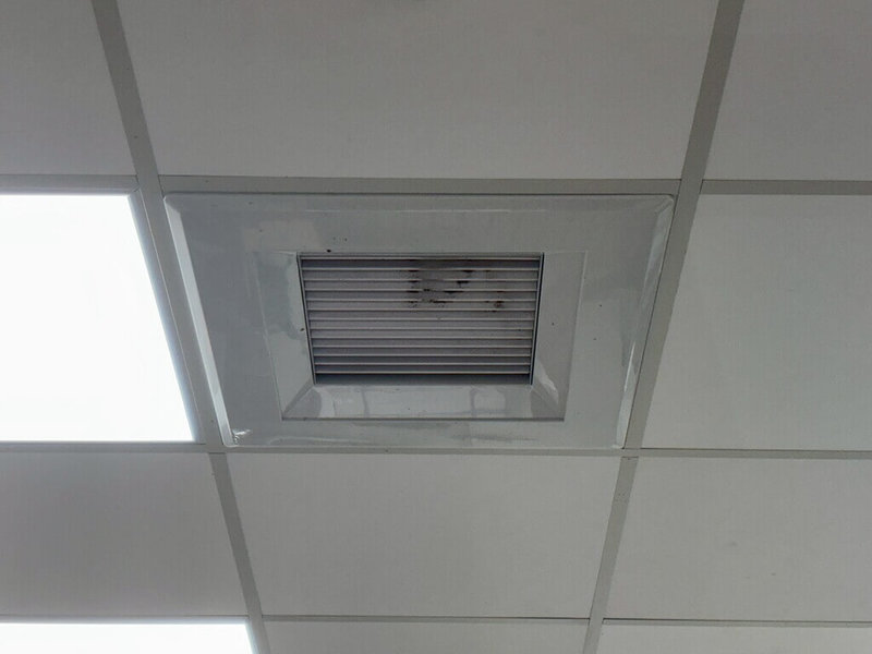有民眾指控在辛殿麻辣鍋信義店享用冰淇淋時吃到碎玻璃,台北市衛生局2日派員前往餐廳稽查,發現作業區出風口不潔(圖)、冰箱部分食材未覆蓋、冷凍庫無溫度紀錄等多項缺失,要求限期改善。(台北市衛生局提供)中央社記者陳昱婷傳真 114年5月2日