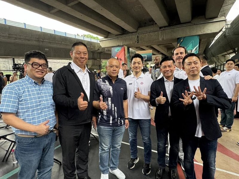 全力推廣籃球運動的澎湖縣議會副議長藍凱元(前左3),積極爭取3對3職業籃球巡迴賽到澎湖進行賽事,盼進一步和觀光結合。(藍凱元辦公室提供) 中央社 114年5月2日