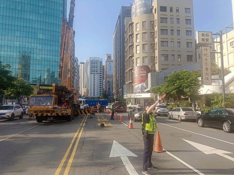 台中市西區英才路與公益路口附近路面2日下午突然塌陷出現天坑,警方獲報動員到場實施交通管制,並通知市府相關單位進行修復。(民眾提供)中央社記者郝雪卿傳真 114年5月2日