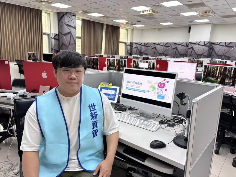 世新大學資訊管理系研究生余兆凱(圖)等人攜手康軒文教推出「康軒AI會考通」,結合AI技術分析國中教育會考趨勢且能自動生成模擬試題,協助考生備戰。(世新大學提供)中央社記者陳至中傳真 114年5月2日