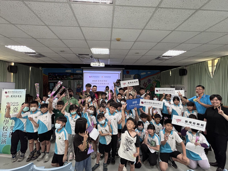 台灣音樂館自2021年起推動「偏鄉學校巡演推廣計畫」,以台灣作曲家改編的傳統民謠與原創作品為核心,走入校園、走近孩子,2日前往台南市東山區青山國小等偏鄉學校巡演。(台灣音樂館提供)中央社記者趙靜瑜傳真 114年5月2日