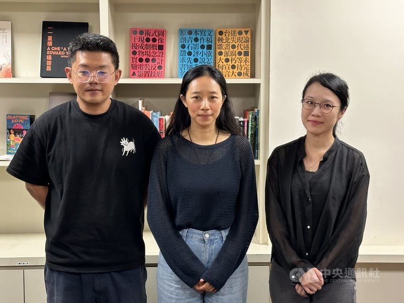 藝術家蔡咅璟、鄭宜欣與徐思穎（左起）3月起在紐約駐村創作，於駐紐約台北文化中心分享經驗。中央社記者廖漢原紐約攝  114年5月2日