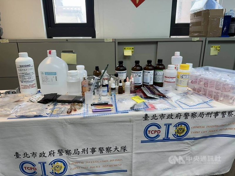 曾因販毒遭逮的陳姓男子申請保外就醫期間卻販售喪屍煙彈,並將租屋處當製毒處所,台北市刑警大隊循線逮人,搜出大批喪屍煙彈油品、化學原料等物。(翻攝照片)中央社記者劉建邦傳真 114年5月2日