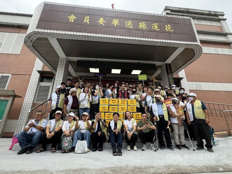 花蓮罷免國民黨立委傅崐萁民團「微光花蓮」2日上午將3萬2777份二階連署書遞交花蓮縣選委會,會後民團志工合影。中央社記者張祈攝 114年5月2日