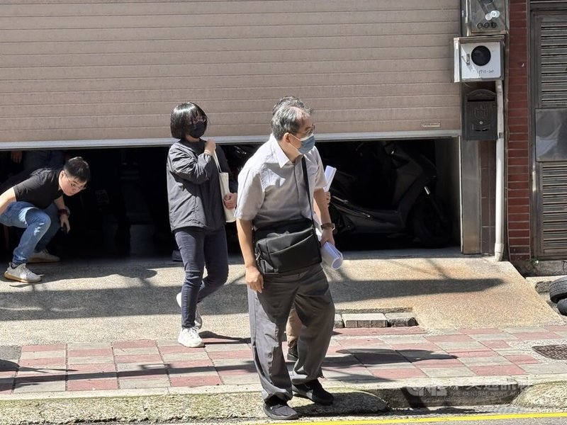 新竹市黃姓男子與哥哥因家產糾紛，黃男1日持水果刀找哥哥理論，雙方起爭執並扭打，過程中姪子勸架遭刺中胸部送醫不治；警方獲報後趕往現場，立即將黃男逮捕，但被害人傷重送醫不治，已報請新竹地檢署相驗。中央社記者郭宣彣攝  114年5月2日